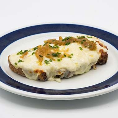 tosta de queso y cebolla caramelizada